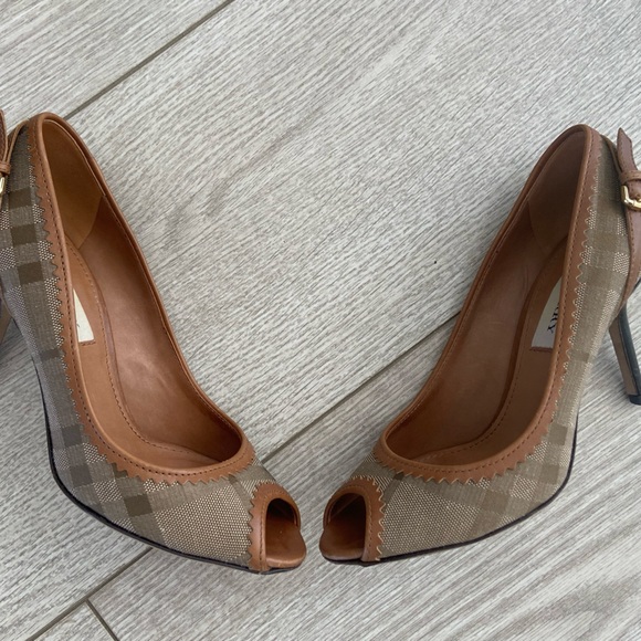 Burberry Ellalline Camel Plaid Peep Toe Pumps. Size: 35 - Picture 5 of 11